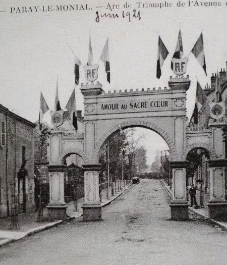 Arc de triomphe érigé pour la canonisation de Marguerite-Marie