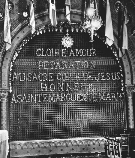 Décor de la grille du chœur de la Visitation de Paray réalisé avec les ex-voto des pèlerins