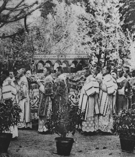 Procession de la châsse dans le jardin de la Visitation