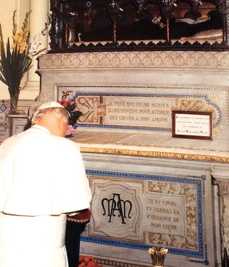 Saint Jean-Paul II en prière devant la Châsse en 1986
