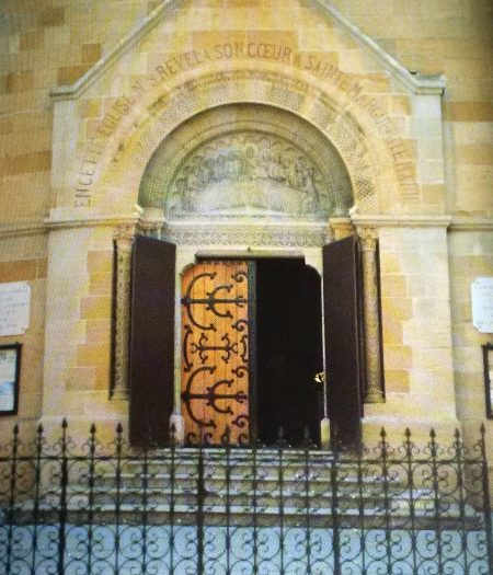 "En cette église N.S. révéla son Coeur à sainte Marguerite-Marie"