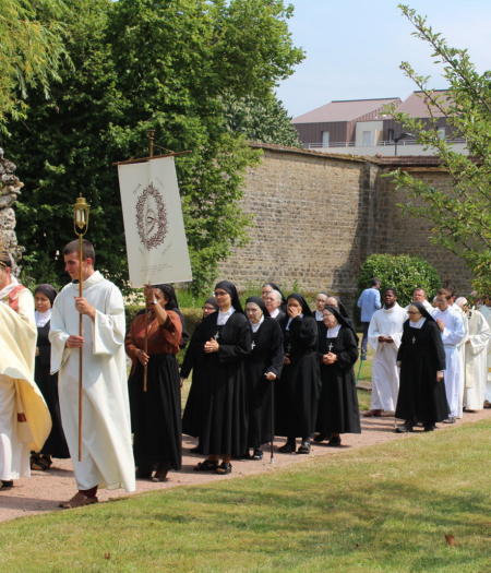 Procession dans le jardin du Monastère de la Visitation de Paray