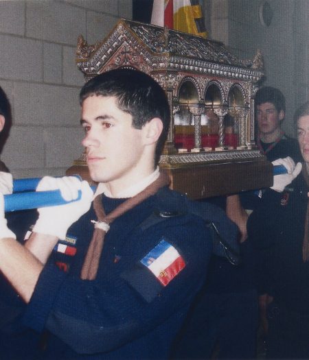 Le reliquaire porté en procession par les scouts